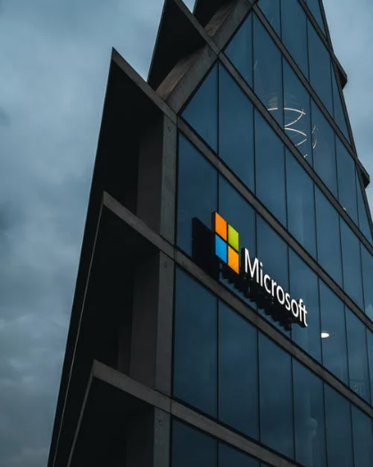 Microsoft office, a universal writing tool, used by almost all writers out there (myself included). With more than 1.2 billion users worldwide, it only makes sense that Microsoft add many useful features to Word… and one of these features is audio transcription.